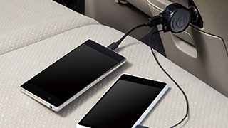 スマートフォンなどを2台同時に車で充電