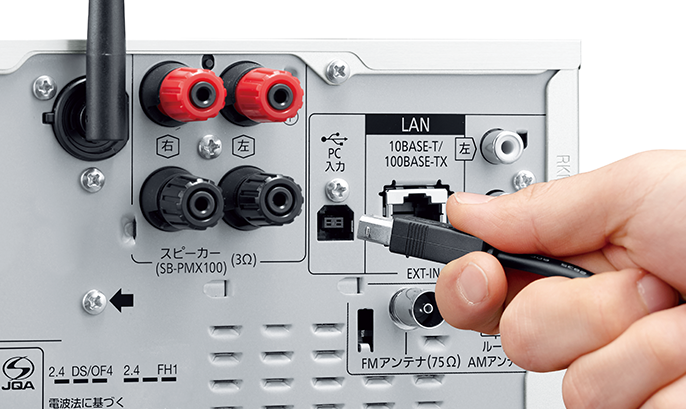 イメージ画像:USBケーブル(別売)をPMX150につなぐ様子