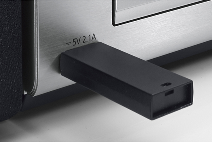 イメージ画像:USBメモリーを挿し込みハイレゾ音源が楽しめる