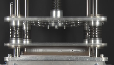 レッツノートの100kgf加圧振動試験