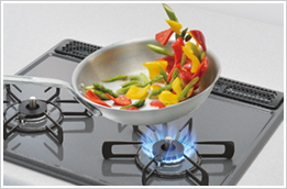 早切れ防止機能で、炒めものなど高温の調理もスムーズに