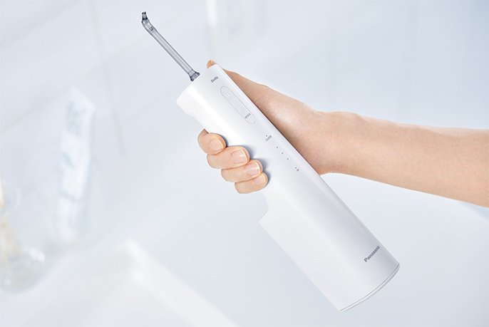 写真：ジェットウォッシャー ナノクレンズ EW-NJ80を持っているイメージ