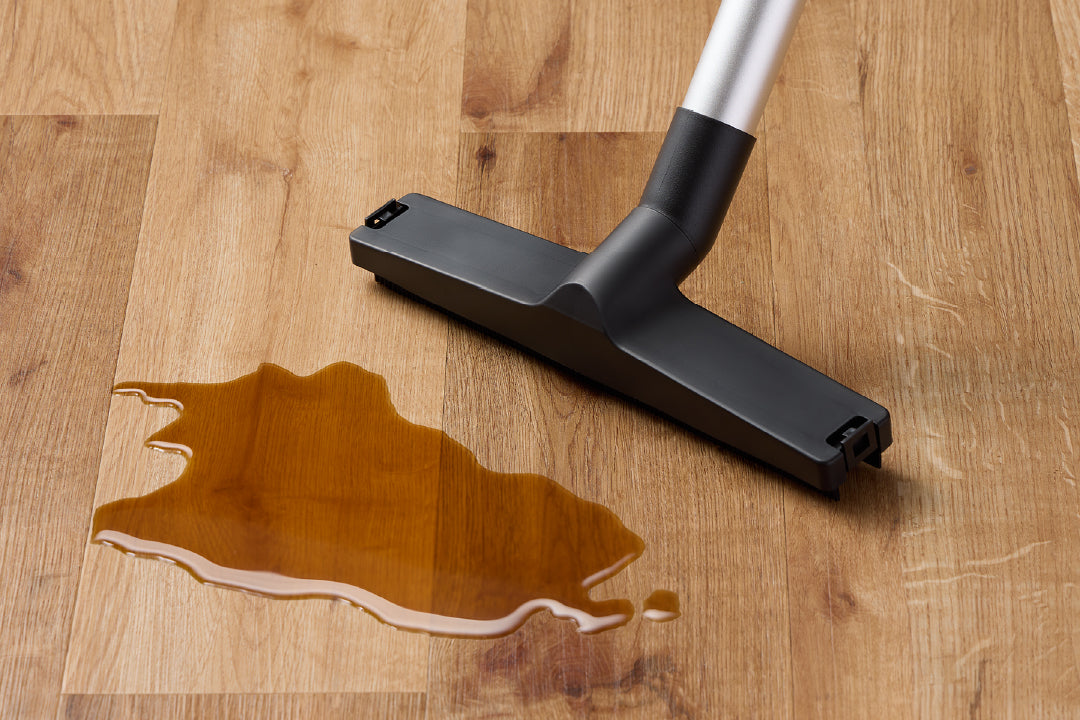 コーヒーなどをこぼした床を液体対応ノズルで掃除しているシーン