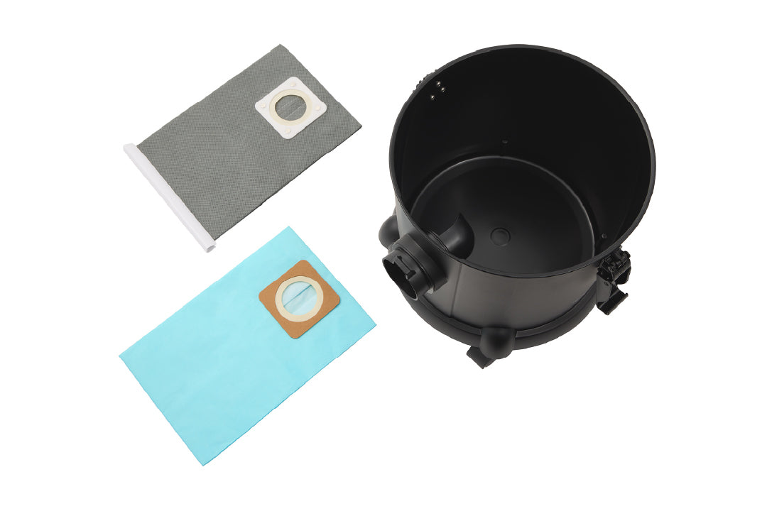 掃除機本体内部と付属の紙パック・布パックが並んでいる写真